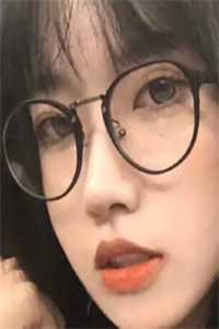 紧锁双眉